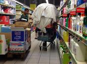 Piove. bancarella abusiva dove ripara? ovvio, reparti igienicamente sensibili vostro supermercato...