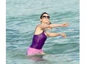 Anne Hathaway, giornata spiaggia Adam Schulman (foto)