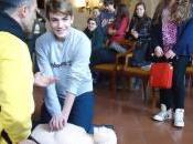 ragazzi apprendono manovre defibrillazione