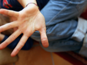 Viterbo, scuola: ragazzino disabile picchiato maltrattato un’assistente 50enne