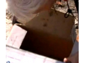 Donna trova neonato abbandonato discarica: salva, figlio adotta