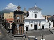 Torre Greco, camion sprofonda strada