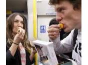 donne mangiano: scatta protesta, tutte pranzare metro