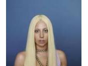 Lady Gaga ritoccata Photoshop nella pubblicità Versace: scatti originali