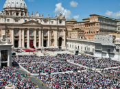 Vaticano, vista della cerimonia canonizzazione sequestra 700mila falsi souvenir