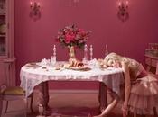 Dollhouse fotografa Dina Goldstein racconta vita ultra-patinata triste Barbie infelice sola.
