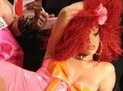 Rihanna "S&amp;M": VIDEO, foto topless storia lesbo?!
