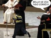 Bambino interrompe l'udienza papa...ecco