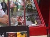 Mangiamo pizza napoletana bordo dell’Apecar…