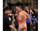 Ball, streaker perizoma rosa alla Borat corre carpet (foto)