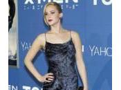 Jennifer Lawrence rischia cadere ancora carpet (video)