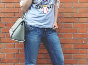 Outfit: t-shirt sporty chic, jeans tacchi