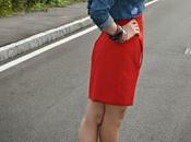Outfit: gonna rossa vita alta camicia denim