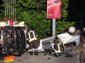 Luino: nella notte spaventosa carambola auto, sono ribaltate Viale Dante. Feriti giovanissimi
