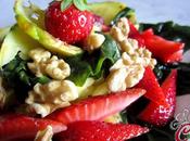 Insalata spinaci ananas fragole: esserci colori, vivacità consueta consapevolezza