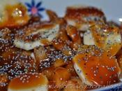 Dessert nespole giapponesi banane salsa semi papavero