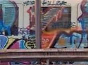 Ormai guerra gang vandali graffitari scarabocchiatori utilizza nuovi treni della metro, pagati voi, come bacheche