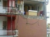 Foto. Paura Portici, palazzo sventrato. anche ferito