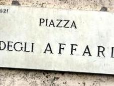 Piazza Affari difende, scende ancora