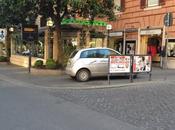 L'ordinaria amministrazione Veneto. strada iconica della capitale d'Italia ridotta parking abusivo ogni marciapiede. Ogni giorno,