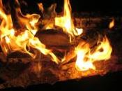 Cinisi, avvolto dalle fiamme mentre prepara barbecue: grave