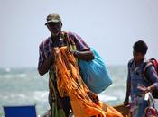 L'esercito, gestito dalla Camorra, venditori abusivi sulle spiagge Ostia. ogni secondi rendere impossibile anche qualche relax mare