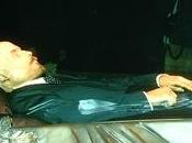 passato opprime. putin vuole cancellare lenin, quindi trasferisce salma