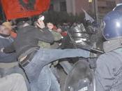 «pacifico» popolo viola chiede dimissioni Berlusconi suon calci sassate