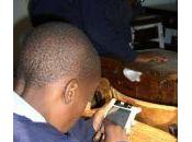 Energia solare computer ogni scolaro nelle classi elementari Kenya