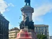 Foto. Vandali imbrattano statua Garibaldi