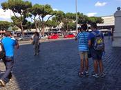 Barbone fanno cacca mezzo alla strada turisti fotografano esterrefatti. Piazza Cinquecento, fronte Stazione Termini