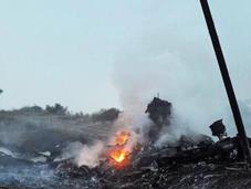 Ucraina: cadaveri dell’aereo abbattuto caricati portati Donetsk. Accuse continuano, indagini ancora partono