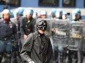 Video. Napoli, scontri polizia black block vertice BCE.