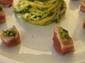 Spaghetti zucchine pesto lattuga, tonno fresco gremolata pistacchi