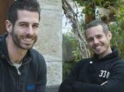 Bambino avuto fecondazione artificiale riesce finalmente abbracciare suoi genitori, coppia gay, dopo anni