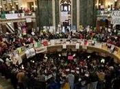 Wisconsin apre guerra sindacati governo. risanare deficit tocca stipendi dipendenti pubblici protestano bloccano paralamento locale