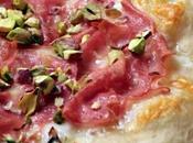 Pizza mortadella, provola pistacchi