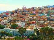 Passeggiando lungo favelas Janeiro, Brasile