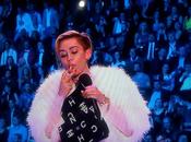 Miley Cyrus fuma canne pubblico, smentisce gravidanza?