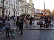Piazza Navona liberata finalmente dalle bancarelle, completamente consegnata cumprà abusivi. tutta mancanza visione un'amministrazione