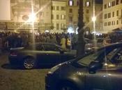 Oltre vergogna! commemorazione Charlie Hebdo svolta Piazza Farnese colma auto divieto. Pensate cosa voleva fare attentato