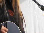 Avril Lavigne, annunciato nuovo singolo: chiamerà “Fly” buona causa