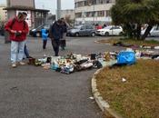 L'incredibile vomitevole mercato abusivo Piazzale Partigiani fronte alla Stazione Ostiense. Tante foto stomaci forti