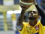 Basket: straordinario Lewis guida alla vittoria