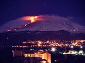 Spettacolare eruzione dell’Etna alte esplosioni visibili Siracusa oltre Stretto