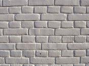 L'uomo lanciò pallone oltre muro