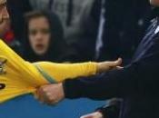 violento gesto Nigel Pearson (allenatore Leicester)