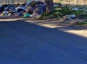 L'oceano immondizie attorno allo stabilimento Rocca Cencia. accorgono anche ragazzini (che scrivono), l'amministrazione