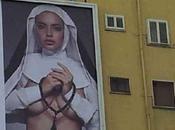Sexy suora manifesto prima dell’arrivo Papa. napoletani reagiscono così…