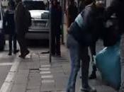 Video. Napoli, calci spinte durante blitz vigili agli immigrati ambulanti